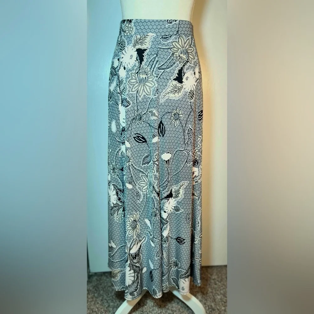 SJS A-Line Skirt Women’s Size L Elastic Waist Black/White Floral Print